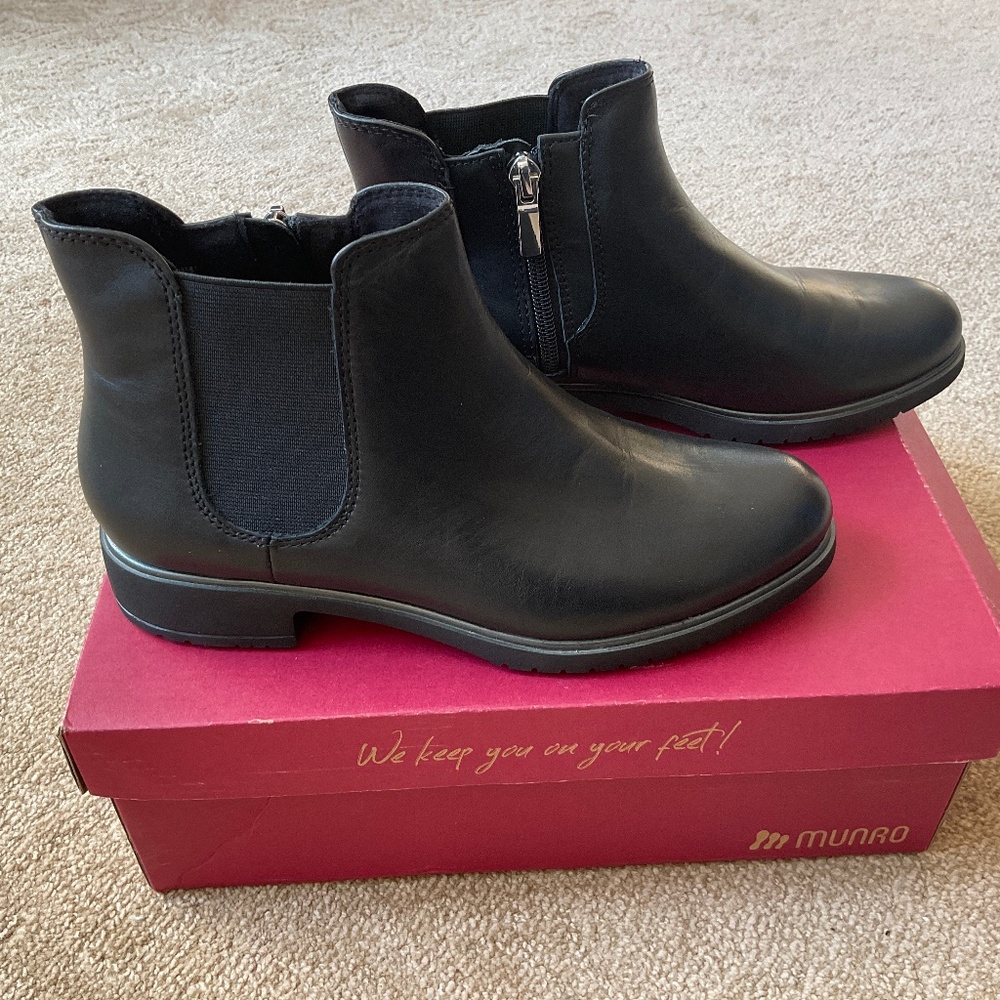 MUNRO Leighton black Chelsea boot